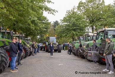 Een erehaag van tractoren